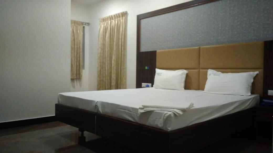 Famous Residency Hotel Tiruchirappalli Bagian luar foto