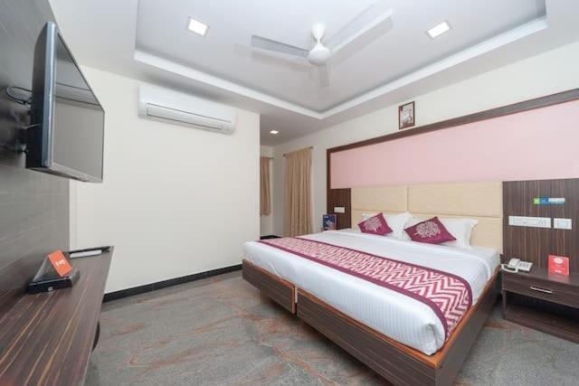 Famous Residency Hotel Tiruchirappalli Bagian luar foto