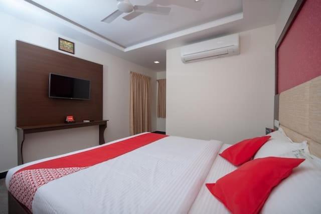Famous Residency Hotel Tiruchirappalli Bagian luar foto
