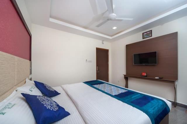 Famous Residency Hotel Tiruchirappalli Bagian luar foto