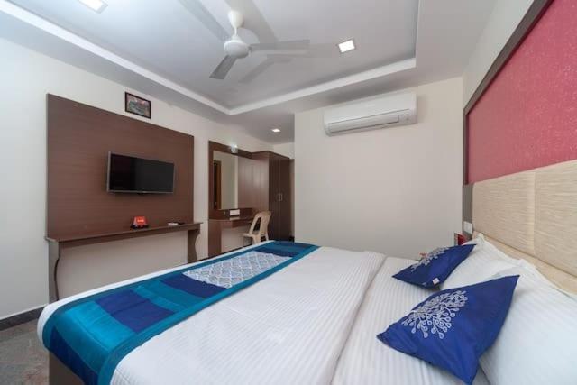 Famous Residency Hotel Tiruchirappalli Bagian luar foto
